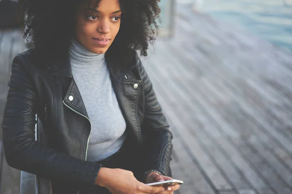 Dall Alto Della Donna Afroamericana Pensierosa Abiti Casual Seduta Sulla — Foto Stock