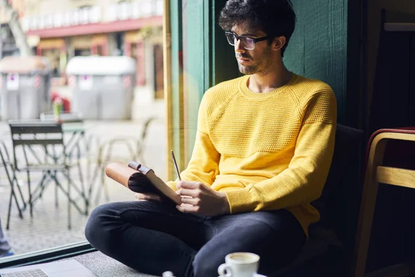 Alto Ángulo Hombre Étnico Reflexivo Traje Casual Vasos Sentados Alféizar —  Fotos de Stock