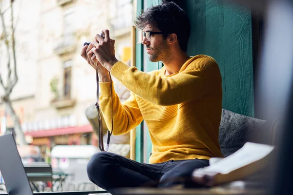 Offensiver Ethnischer Mann Lässigem Outfit Und Brille Sitzt Auf Der — Stockfoto