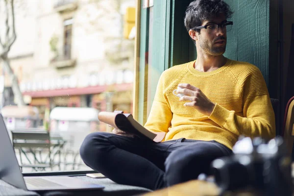 Hombre Étnico Concentrado Ropa Casual Sentado Alféizar Ventana Con Ordenador — Foto de Stock