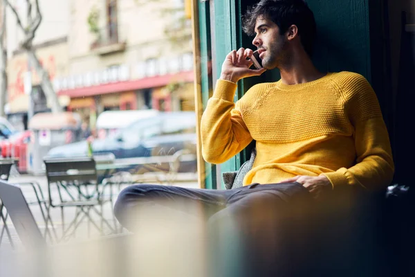 Jovem Étnico Bonito Masculino Freelancer Camisola Elegante Com Laptop Descansando — Fotografia de Stock