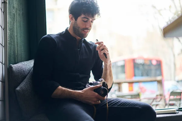 Adult Unshaven Male Casual Black Outfit Holding Pen Photo Camera — Stock Photo, Image