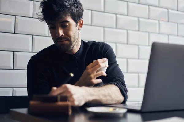 Trabalhador Remoto Masculino Étnico Pensivo Roupas Casuais Escrevendo Informações Copybook — Fotografia de Stock