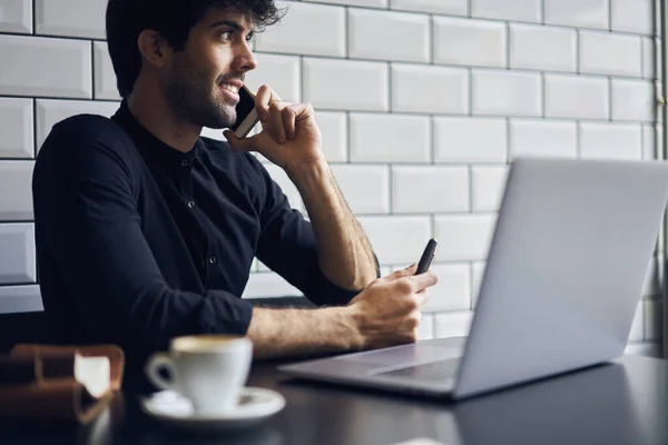 Fröhlicher Ethnischer Mann Lässigem Outfit Sitzt Holztisch Mit Laptop Und — Stockfoto