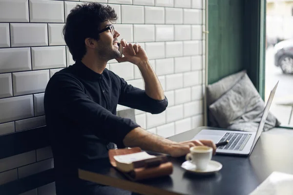 Lächelnder Männlicher Fernarbeiter Lässigem Outfit Und Brille Sitzt Mit Laptop — Stockfoto