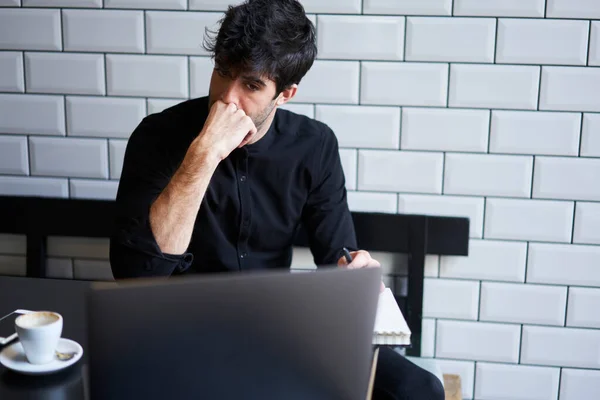 Hoge Hoek Van Zelfverzekerde Etnische Mannelijke Ondernemer Casual Outfit Zitten — Stockfoto