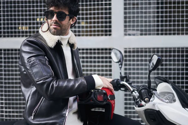 Motociclista Masculino Étnico Barbudo Fresco Gafas Sol Moda Atuendo Casual — Foto de Stock