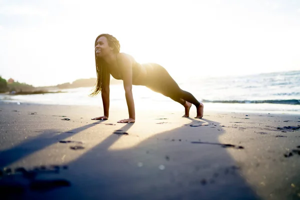 Piena Lunghezza Piedi Nudi Positivo Afroamericano Femminile Abbigliamento Sportivo Facendo — Foto Stock