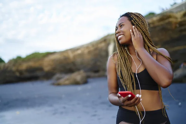 Знизу Приваблива Афроамериканська Жінка Спортзалі Усміхається Озирається Слухаючи Музику Навушниках — стокове фото