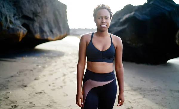 Müde Afroamerikanerin Sportbekleidung Steht Nach Dem Training Sommer Sandstrand Und — Stockfoto