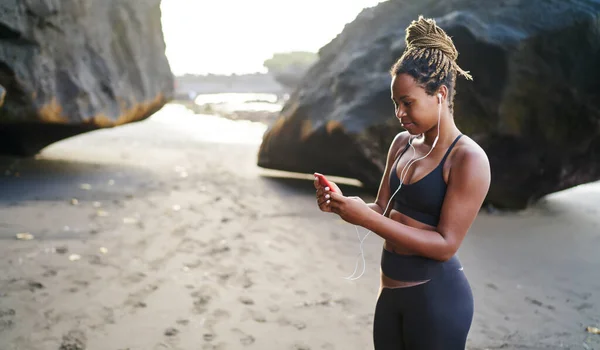 Πλευρική Άποψη Του Ευτυχισμένη Αφροαμερικανή Αθλήτρια Activewear Στέκεται Στην Ακτή — Φωτογραφία Αρχείου