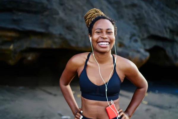 Щаслива Афроамериканська Жінка Бігун Спорті Посміхається Слухає Музику Навушниках Дивлячись — стокове фото