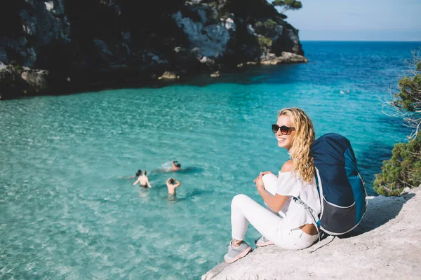 Voyageuse Vêtements Lumière Blanche Avec Sac Dos Assis Sur Une — Photo