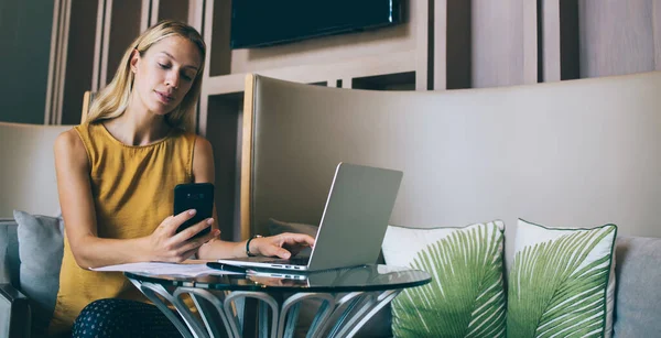 Pensive Caucasian Blonde Blogger Watching Video Smartphone Sitting Modern Interior — Stock Photo, Image