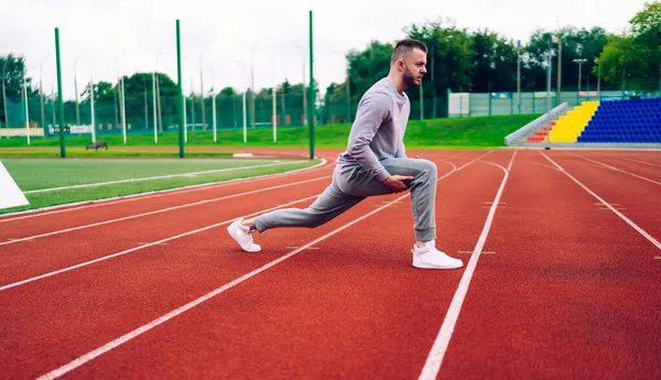 Vista Lateral Del Corredor Masculino Caucásico Que Estira Los Músculos — Foto de Stock