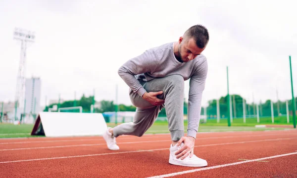 Zijaanzicht Van Volledige Lengte Krachtige Sportman Sportkleding Sneakers Doen Stretching — Stockfoto