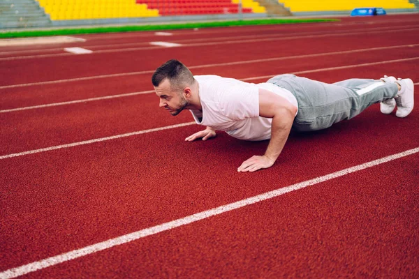 Varón Caucásico Fuerte Serio Que Hace Flexiones Cuerpo Del Entrenamiento — Foto de Stock