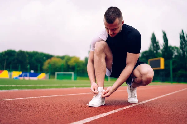 Ovanifrån Manliga Joggare Förbereda Sig För Maraton Binda Sneakers För — Stockfoto