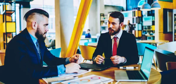 Partner Caucasici Che Discutono Imprenditorialità Durante Incontro Brainstorming Cooperazione Aziendale — Foto Stock