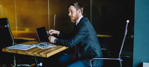 Modern Laptop Rapor Belgeleriyle Ofis Masasında Oturan Deneyimli Erkek Tüccar — Stok fotoğraf