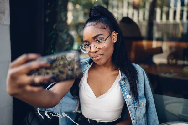 Оптимістична Молода Афроамериканська Жінка Модному Одязі Окуляри Роблять Селфі Сидячи — стокове фото