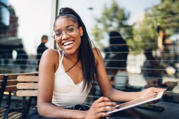 Felice Sorridente Afro Americano Femminile Seduto Tavola Della Zona Estiva — Foto Stock