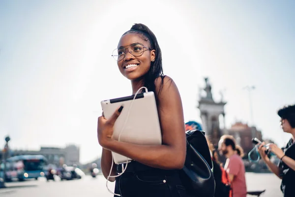 Retrato Metade Comprimento Alegre Garota Hipster Pele Escura Óculos Segurando — Fotografia de Stock