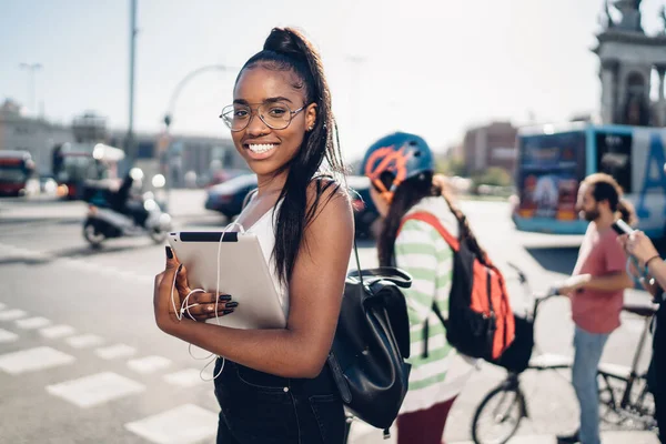 Zijaanzicht Van Optimistische Afro Amerikaanse Vrouw Met Tablet Casual Kleding — Stockfoto