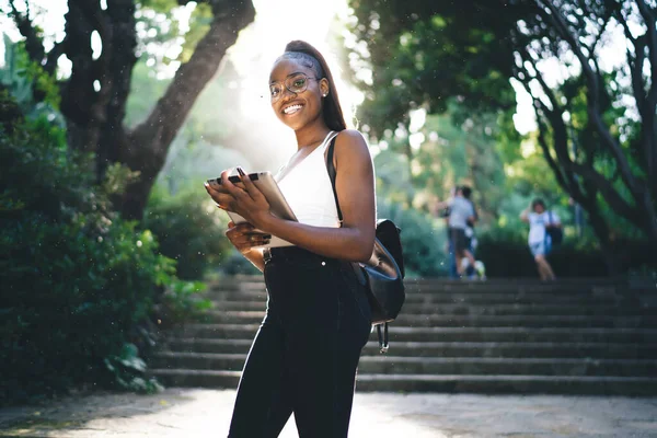 Весела Афроамериканська Дівчина Літньому Вбранні Окуляри Планшетом Під Час Прогулянки — стокове фото