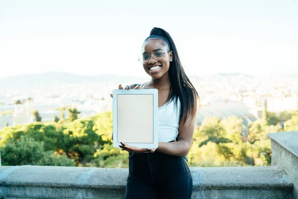 Позитивна Молода Афроамериканська Жінка Тримає Планшет Показує Екран Стоячи Виду — стокове фото