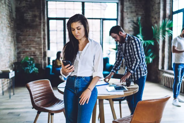 Gestionnaire Féminine Concentrée Chemise Blanche Debout Près Table Ronde Bois — Photo