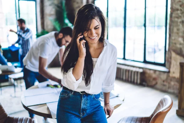 Employée Positive Avec Les Cheveux Longs Parlant Sur Téléphone Portable — Photo