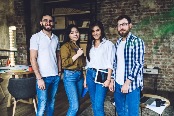 Grupo Colegas Multiétnicos Felices Traje Casual Pie Oficina Loft Moderno — Foto de Stock