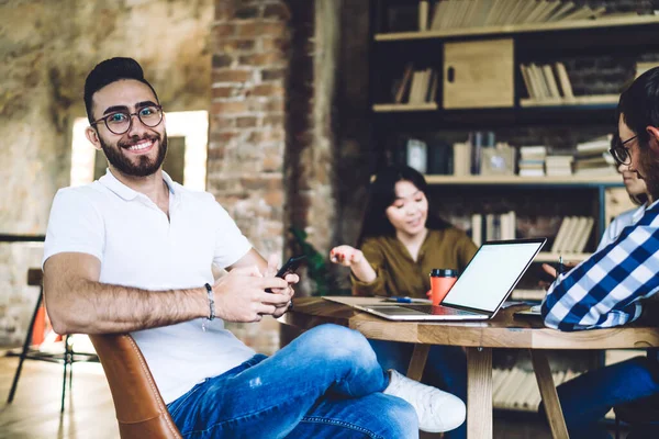 Joven Hombre Sonriente Camiseta Blanca Jeans Usando Teléfono Inteligente Mientras — Foto de Stock