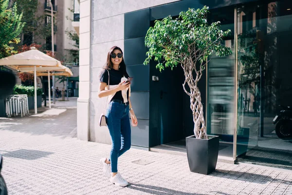 Portret Van Vrolijke Aziatische Vrouw Wandelen Straat Tijdens Zonnige Dag — Stockfoto