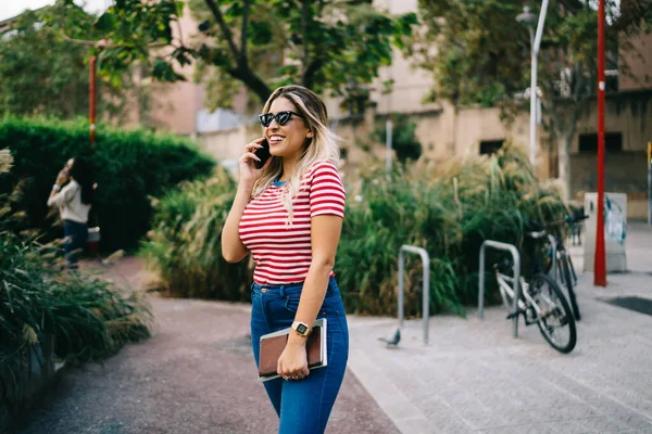 Sorridente Bella Femmina Caucasica Abbigliamento Casual Facendo Telefonata Smartphone Trascorrere — Foto Stock