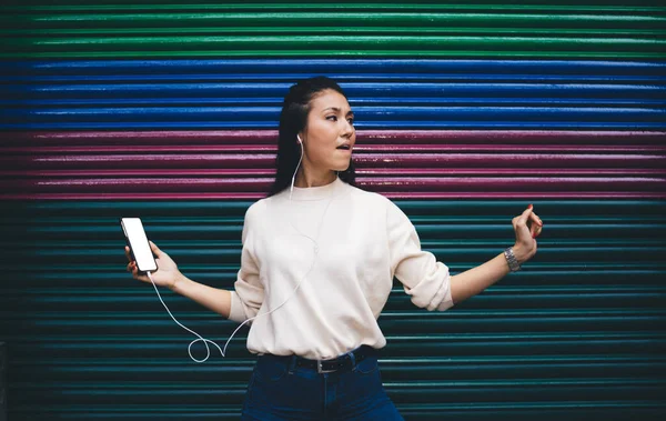 Joven Mujer Asiática Disfrutando Composición Lista Reproducción Través Auriculares Modernos — Foto de Stock