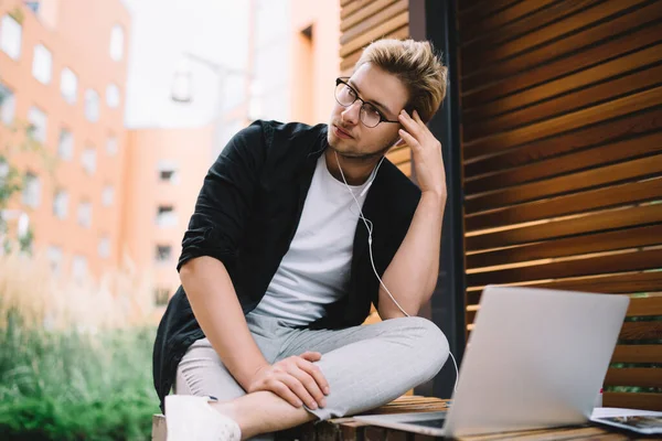 Joven Hombre Inteligente Chaqueta Negra Camiseta Blanca Escuchando Música Con —  Fotos de Stock