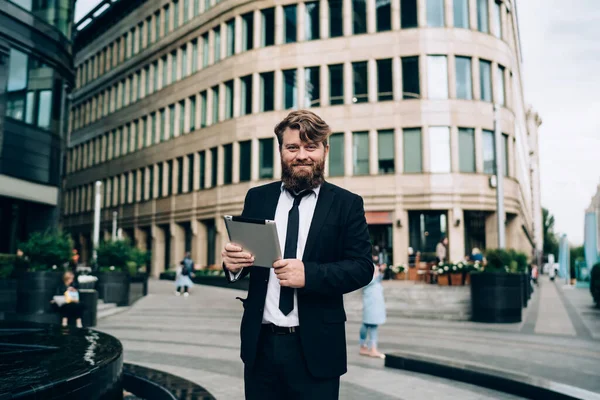 Usmívající Vousatý Podnikatel Formálním Oblečení Kravatě Stojící Ulici Dívající Kameru — Stock fotografie