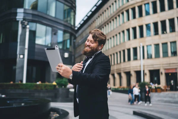 Ευτυχισμένος Νεαρός Άνδρας Κοστούμι Για Γραφείο Γενειάδα Χρησιμοποιώντας Tablet Και — Φωτογραφία Αρχείου