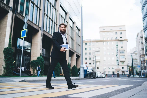 Confident Male Entrepreneur Stylish Black Suit Tablet Hand Crossing Road — Stock Photo, Image