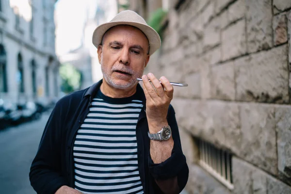 Konzentrierter Älterer Mann Freizeitkleidung Der Die Straße Entlang Ziegelmauer Des — Stockfoto