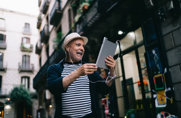 Снизу Веселый Пожилой Мужчина Повседневной Одежде Шляпе Разговаривает Через Видео — стоковое фото