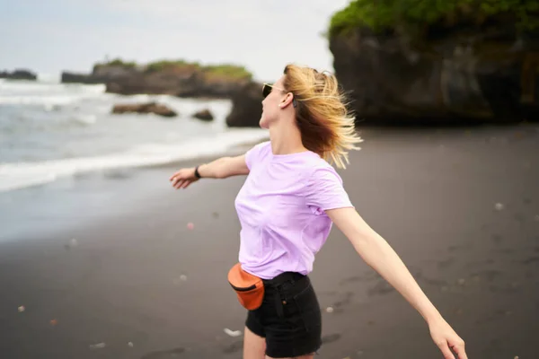 Mujer Alegre Traje Casual Gafas Sol Sonriendo Mirando Hacia Otro — Foto de Stock