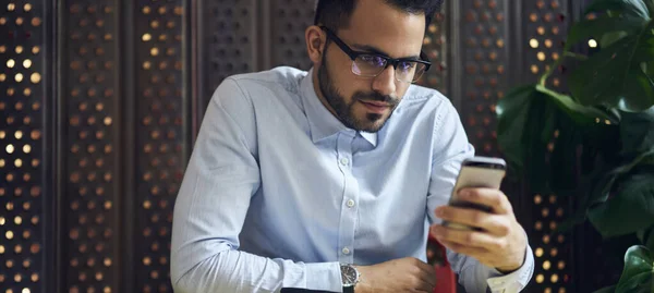 Focused Man Dark Hair Sitting Wooden Table Checking Email Mobile — Stock Photo, Image