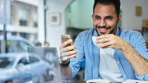 Através Janela Feliz Barbudo Freelancer Masculino Casual Wear Sorrindo Navegando — Fotografia de Stock