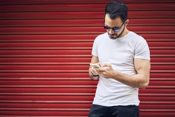 Focused Young Bearded Male Good Shape Wearing Casual Clothes Sunglasses — Stock Photo, Image