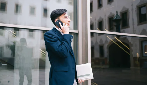 Widok Boku Młodego Mężczyzny Formalnym Stroju Okularach Rozmawiających Przez Telefon — Zdjęcie stockowe