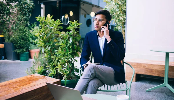 Gerente Masculino Étnico Enfocado Traje Formal Hablando Por Teléfono Móvil —  Fotos de Stock