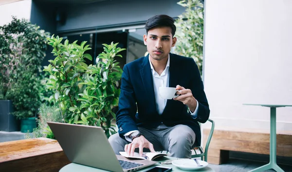 Confiado Hombre Negocios Guapo Los Años Desgaste Moda Mirando Cámara —  Fotos de Stock